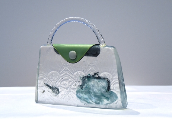 gegoten en heetgevormd glas, leder en inclusies.